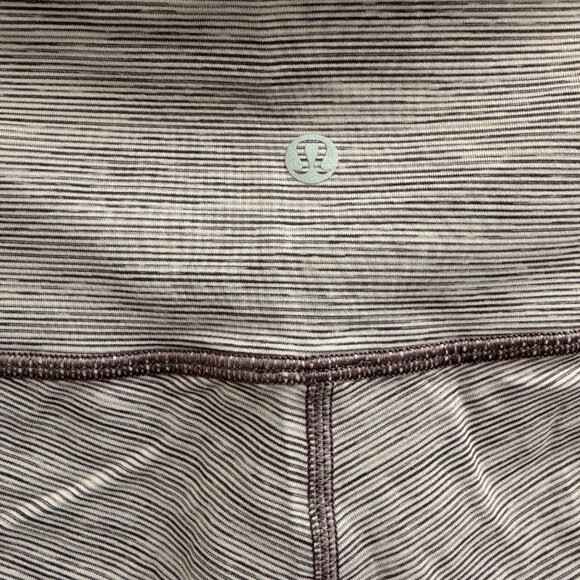 Lululemon Size 6 Wunder Under High-Rise Tight 28" - Purple Stripe - Picture 4 of 5